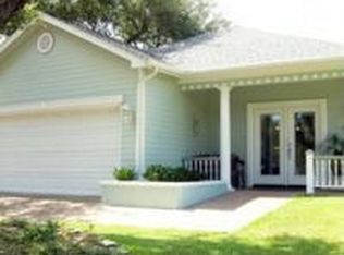 8 Primrose Dr, Rockport, TX 78382