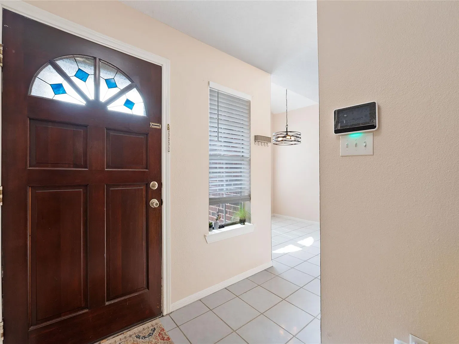 3 bed, 2.0 bath, 1741 sqft, $1,950 — Photo 3