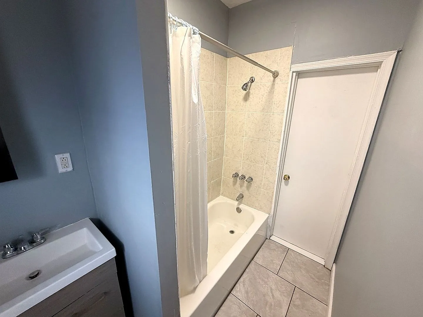 Charming 3BR Apartment in Germantown — Photo 2