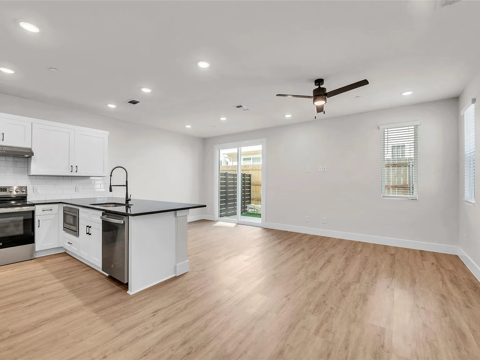 3 bed, 2.5 bath, 1639 sqft, $2,405 — Photo 3
