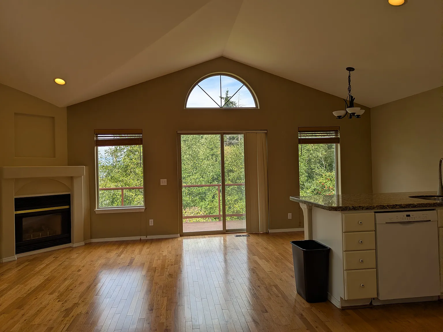 3 bed, 1220 sqft, $2,600 — Photo 2