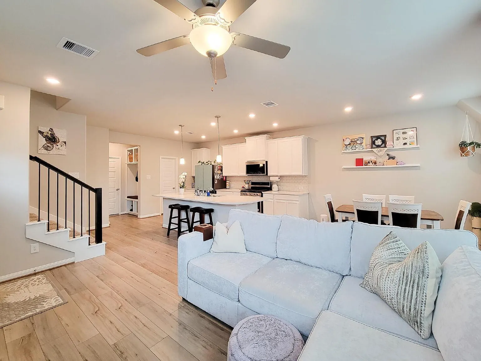 3 bed, 2.5 bath, 1891 sqft, $2,400 — Photo 2