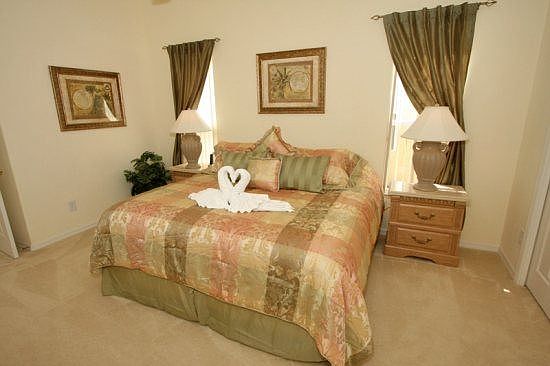 TH4P835THB-king-master-bedroom