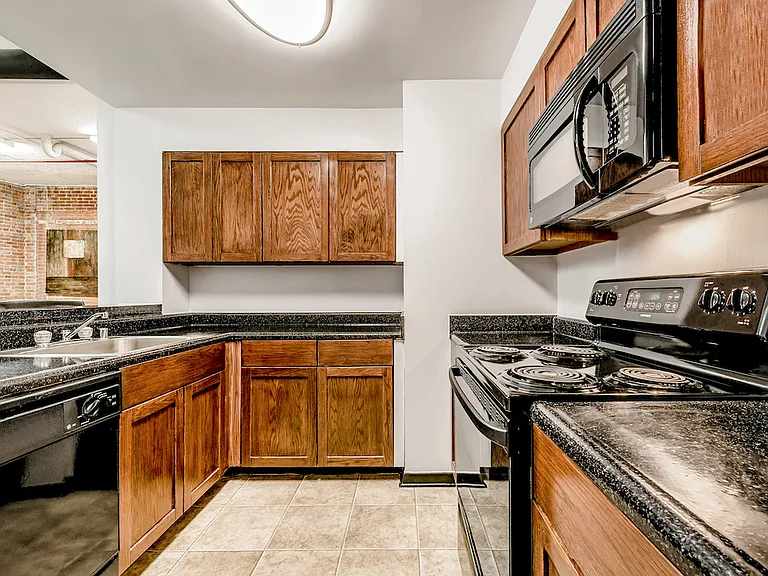 Marlboro Classic Apt & Redwood Square — Photo 14