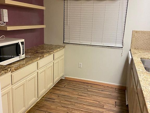 5th image of 2506 SE 20th Pl #203-A