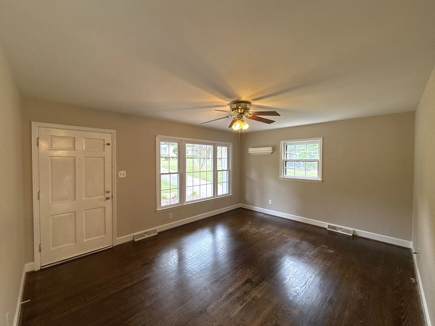 Charming Brick Ranch Home In Cambridge Park Community — Photo 2