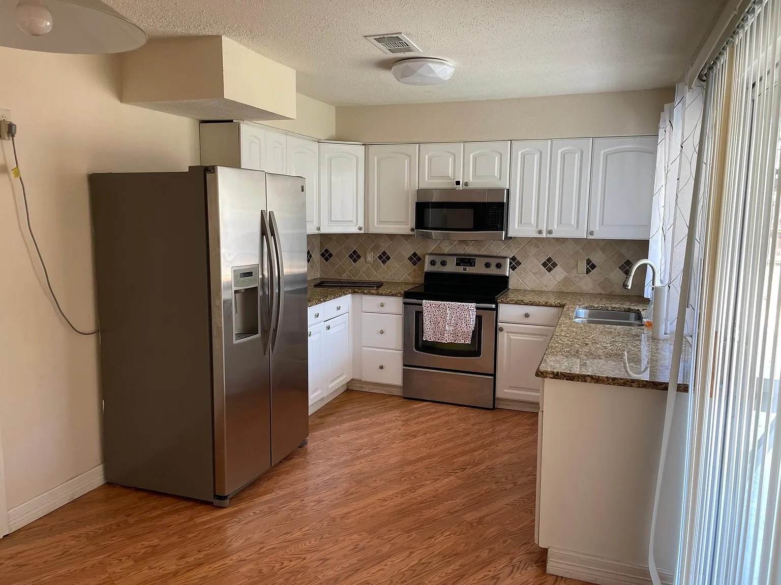 3 bed, 1498 sqft, $2,450 — Photo 4