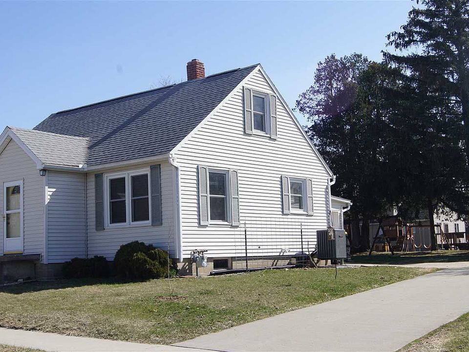 2nd image of 305 3rd St NE