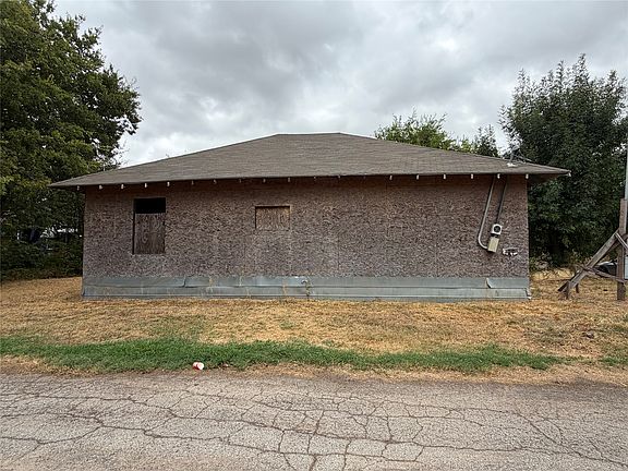5th image of 405 Charter St