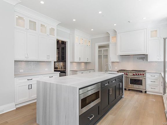 Kitchen - view of kitchen and fleet of upscale appliances