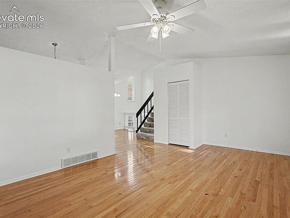 5th image of 1065 Applewood Dr
