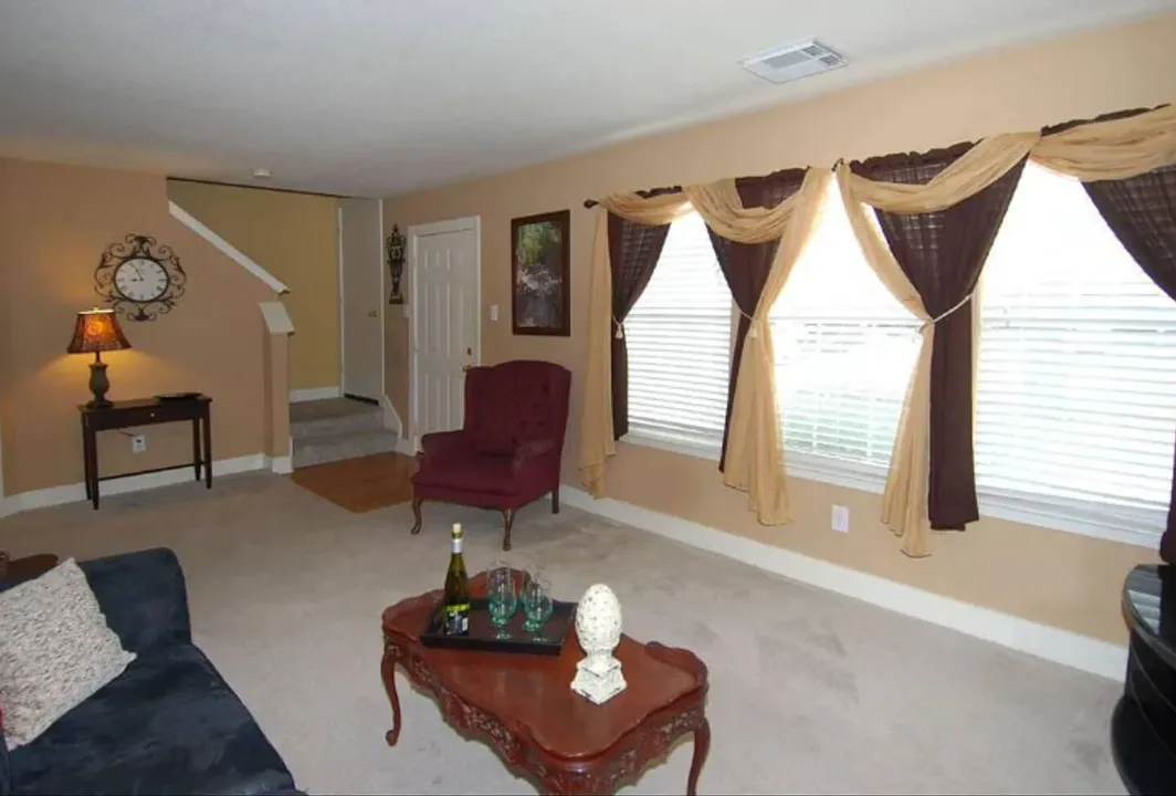 3 bed, 2.5 bath, 1545 sqft, $3,000 — Photo 2