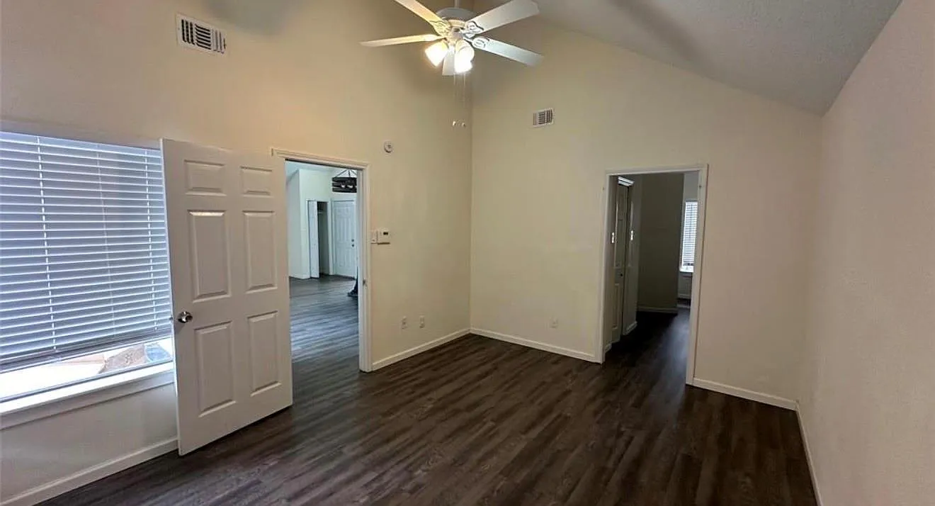 3 bed, 2.0 bath, 1656 sqft, $2,000 — Photo 4