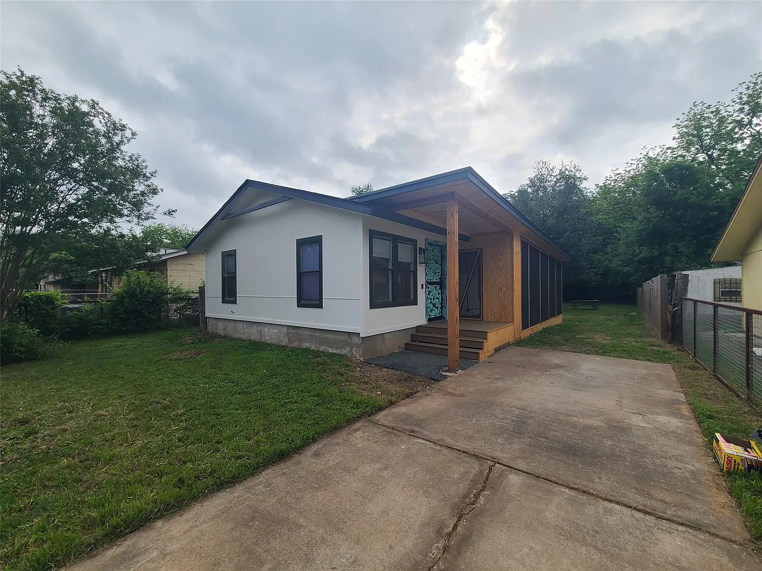 3 bed, 1.0 bath, 1000 sqft, $2,400 — Photo 2