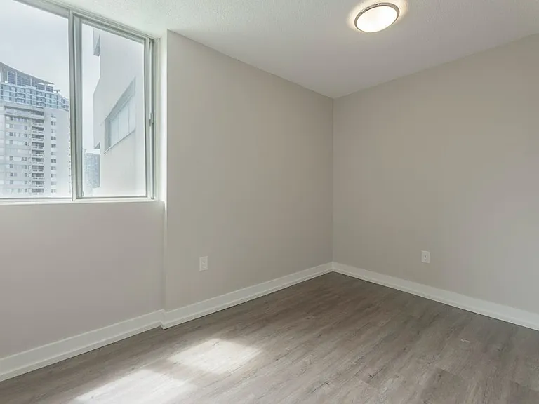 3575 Kaneff Cres — Photo 21