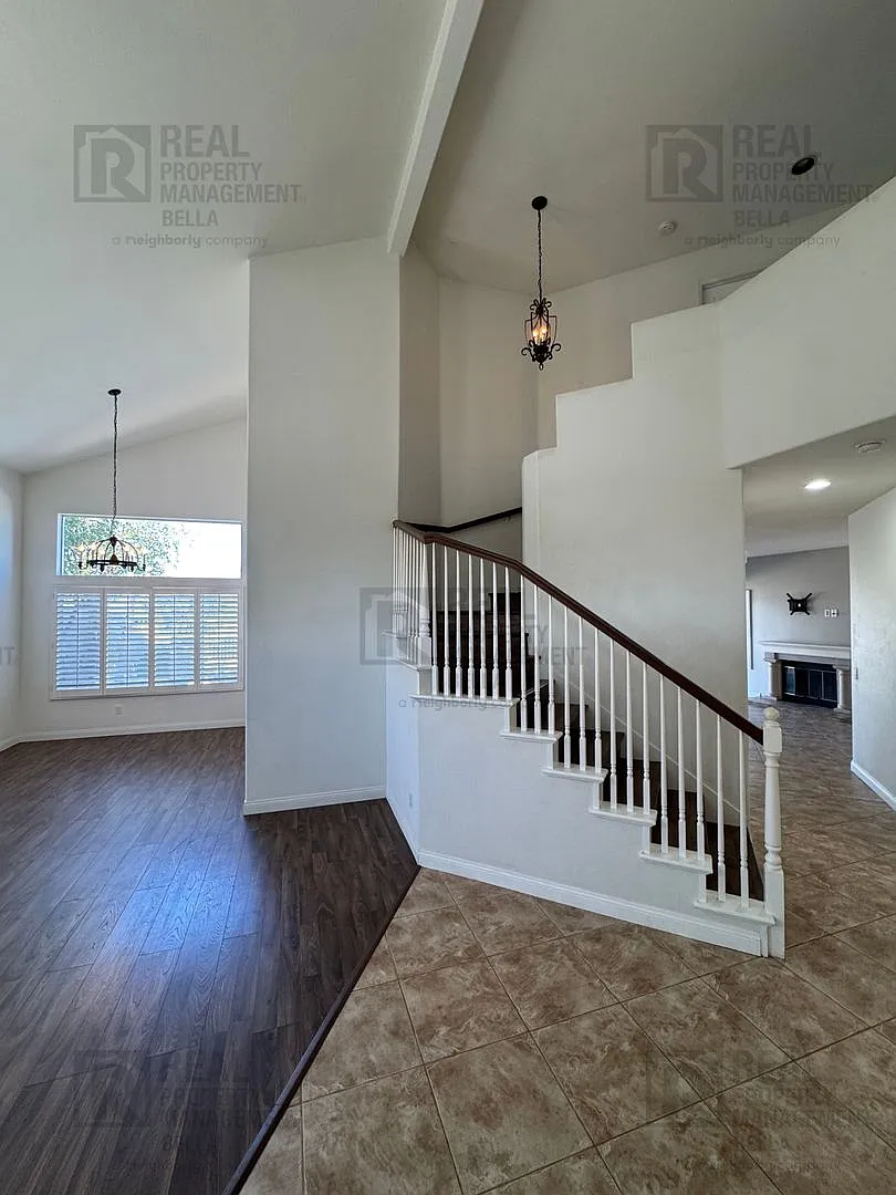 Beautiful Tuscany Hills Home with Pool, Spa & Panoramic Views — Photo 3