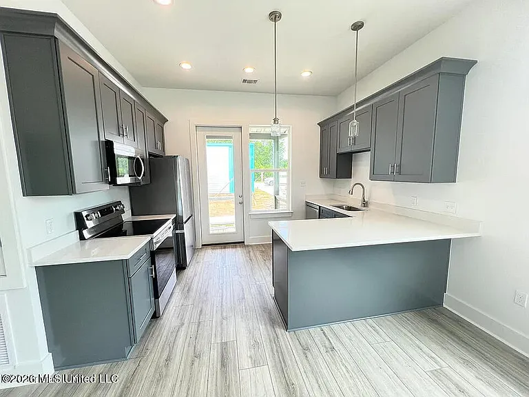 300 Seminary Dr #14 — Photo 2