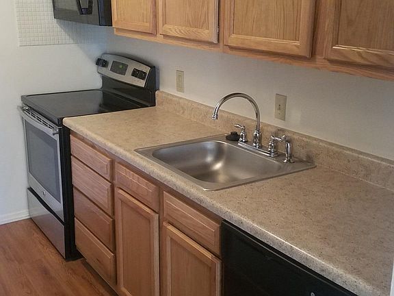 kitchen with microwave, stove/oven, disposal, dishwasher, fr