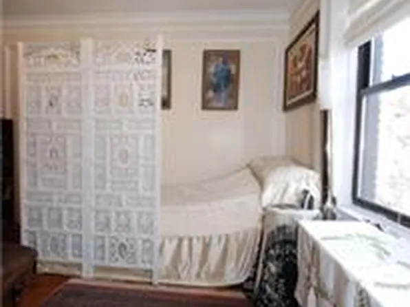 319 West 18th Street image 1 of 7