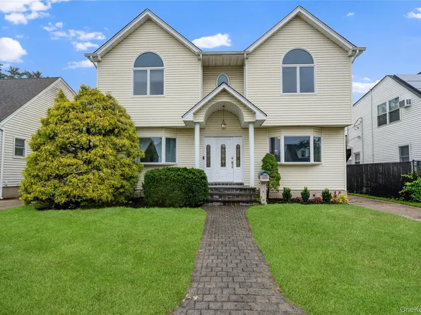 22 Park E, New Hyde Park, NY 11040