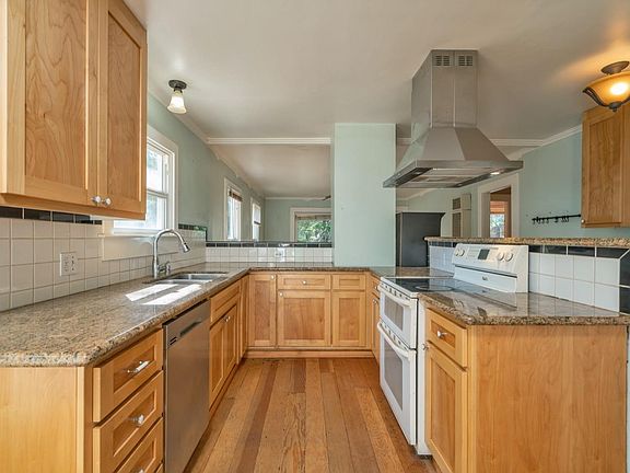 3rd image of 2880 Elmer St