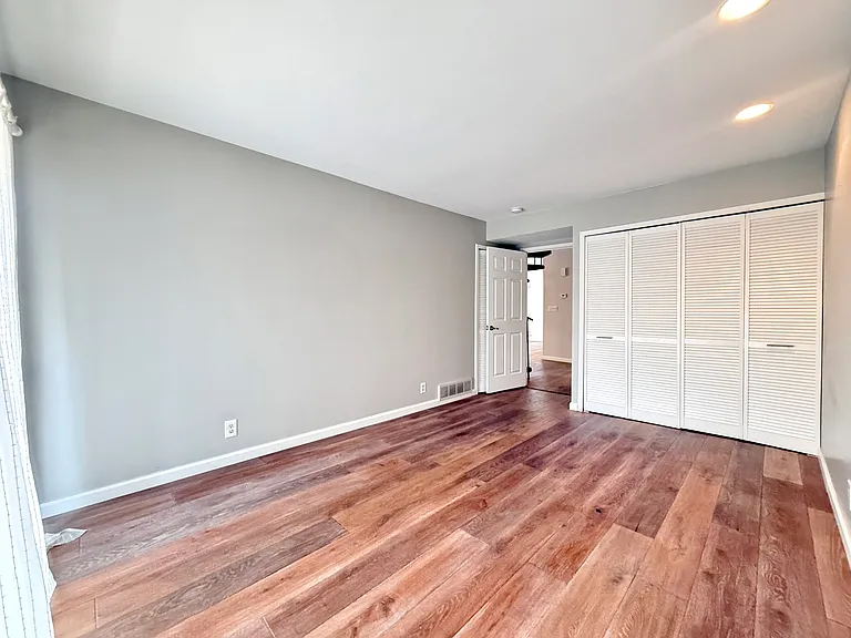 799 Emmons Ave — Photo 7