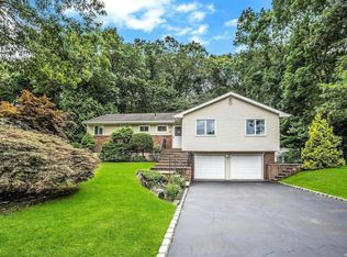 14 Glenwood Dr, Hauppauge, NY 11788