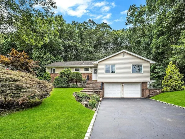 14 Glenwood Drive, Hauppauge, NY 11788