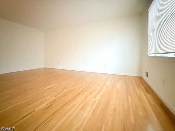 5th image of 8 Magnolia Ct Unit 8B
