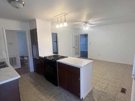 3rd image of 305 N Cricket Dr