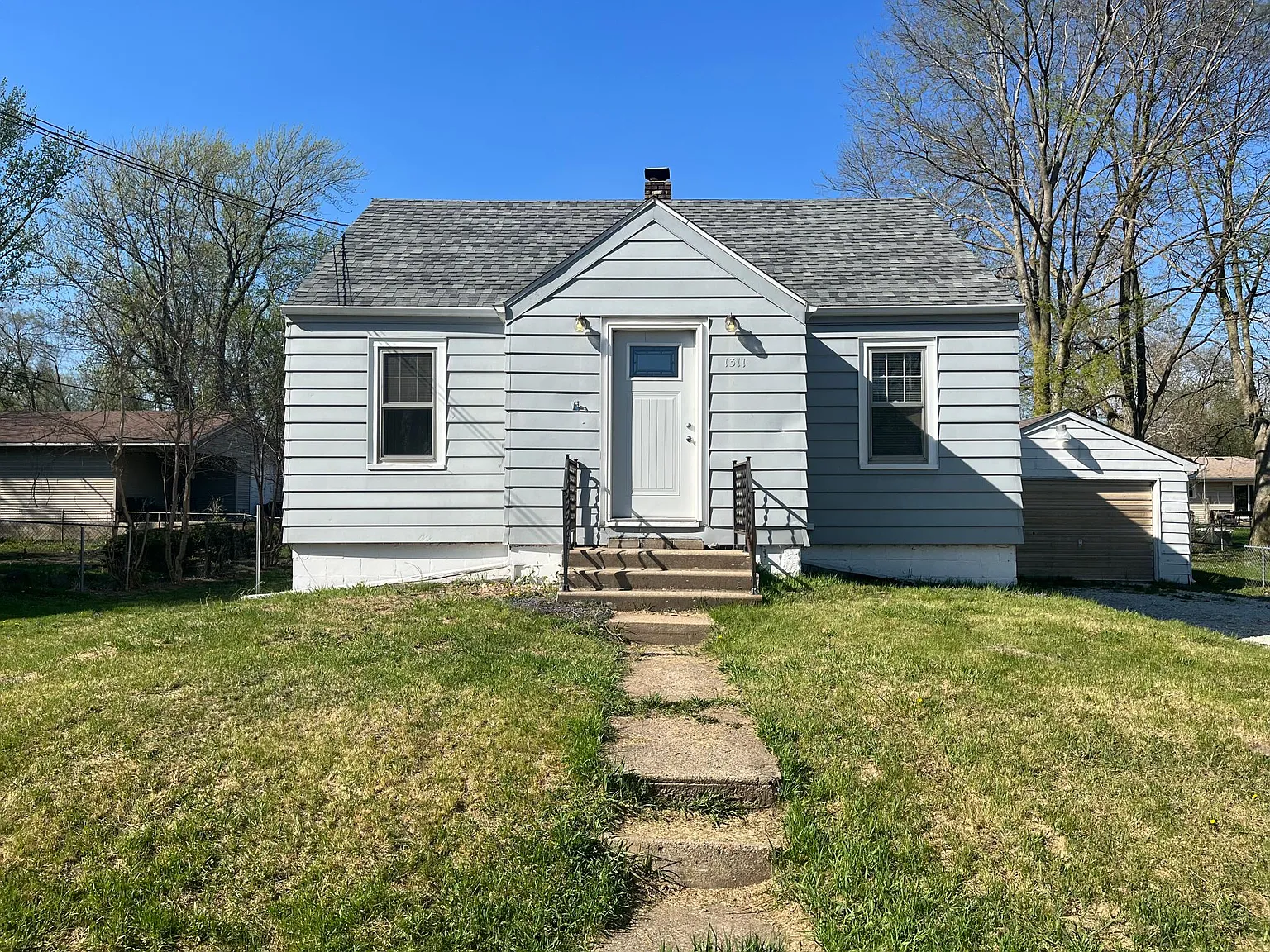 1311 E Beach St photo 1