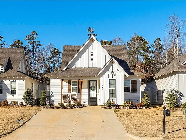 676 Village Dr — Photo 1