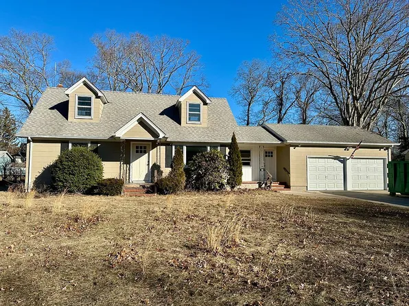 766 Gregory Pl, Riverhead, NY 11901