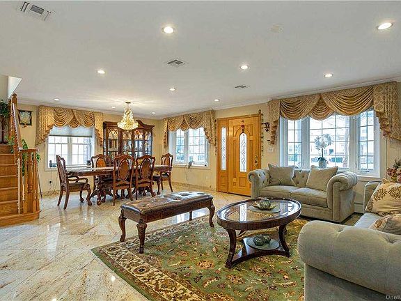 5th image of 414 New Hyde Park Rd