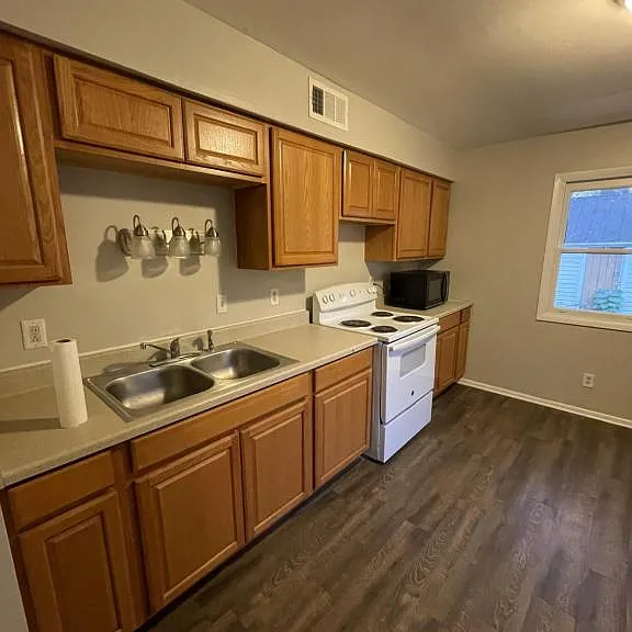 221 N Cherry St — Photo 5