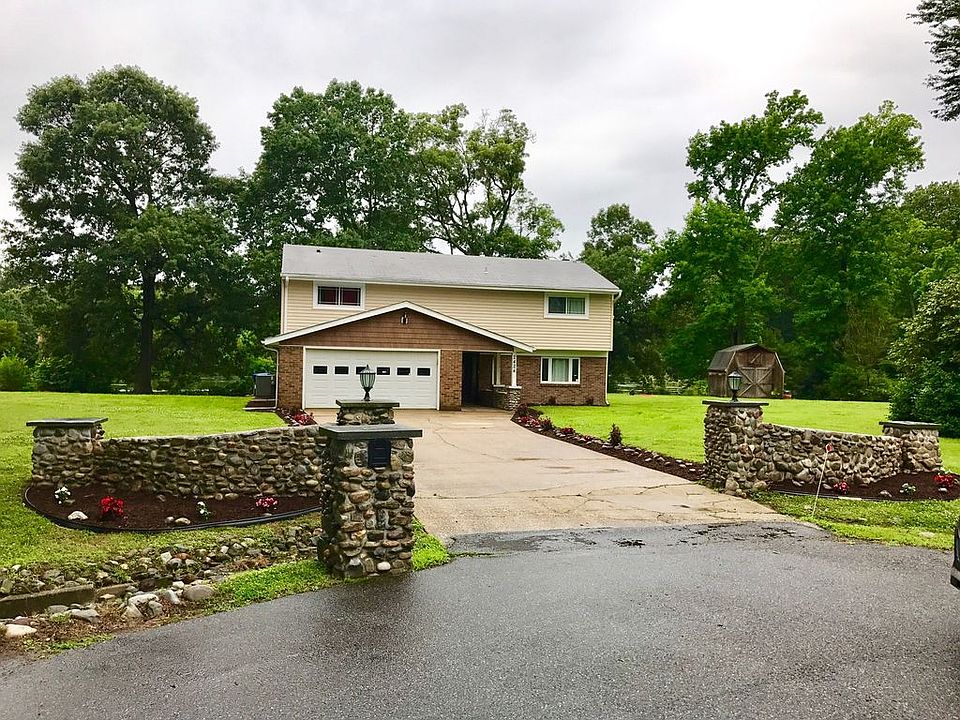 1st image of 2424 Pineland Ln