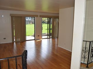 877 Cross Creek Dr N #B1, Roselle, IL 60172