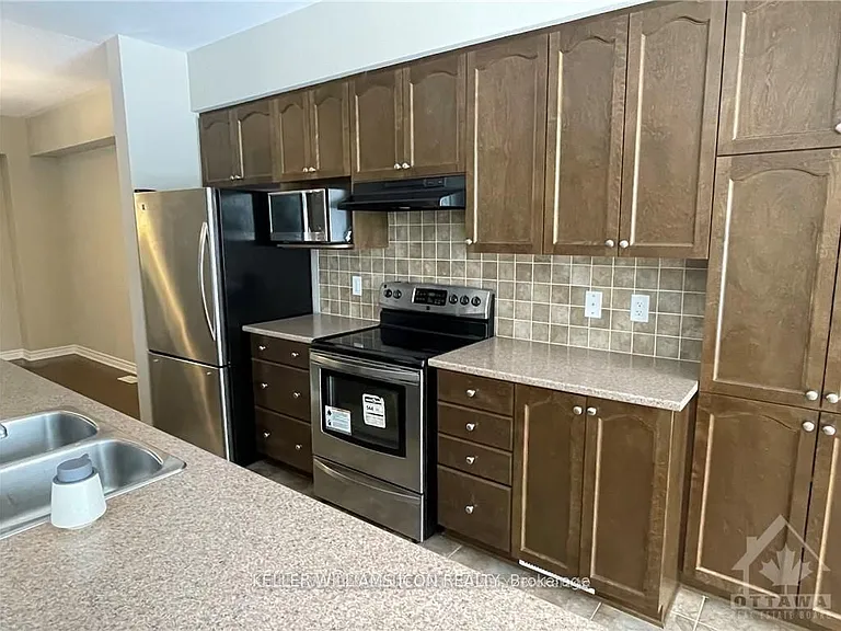 957 Fletcher Cir — Photo 3