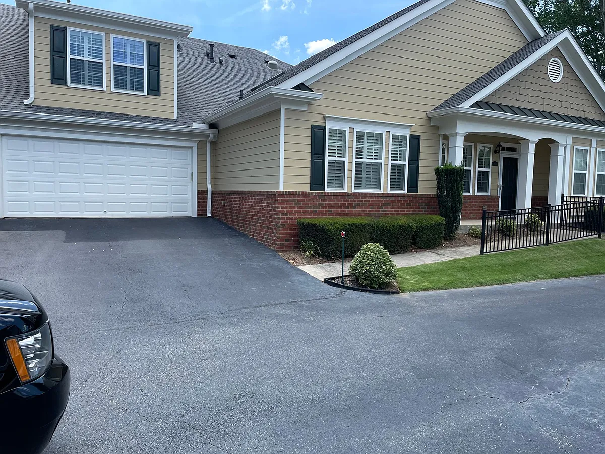 Two car garage - 2609 Grapevine Cir