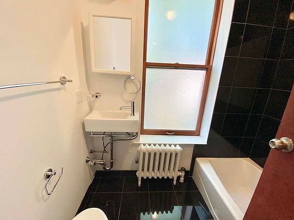 5th image of 52 Greenwich Ave APT 6