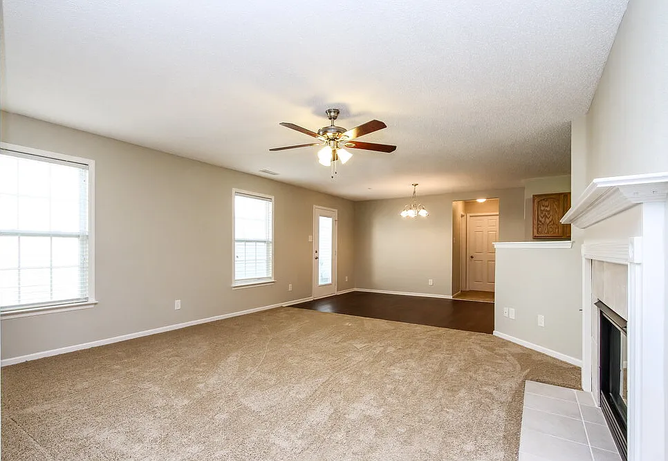 3 bed, 2.0 bath, 1379 sqft, $2,200 — Photo 3