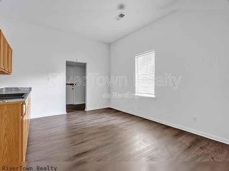 439 Simpson Ave — Photo 12