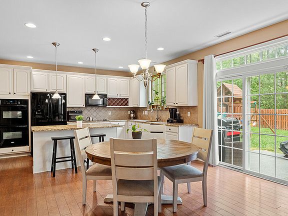 3rd image of 119 English Ivy Dr