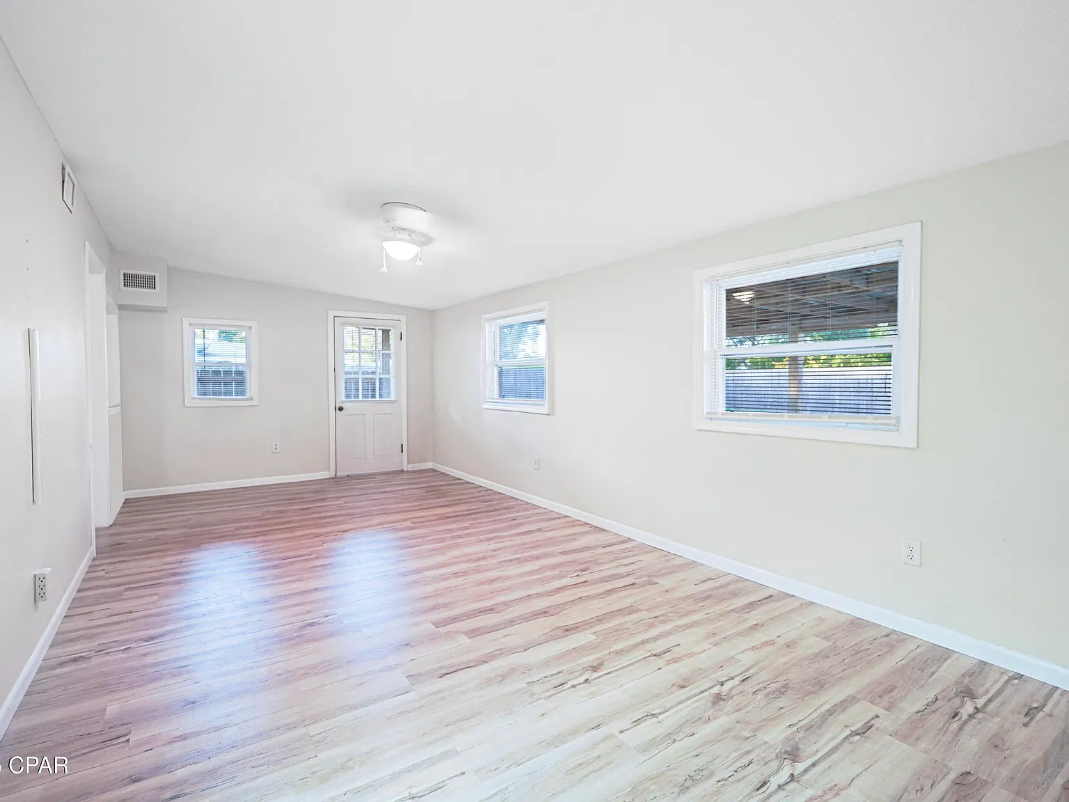 3 bed, 1347 sqft, $1,900 — Photo 3