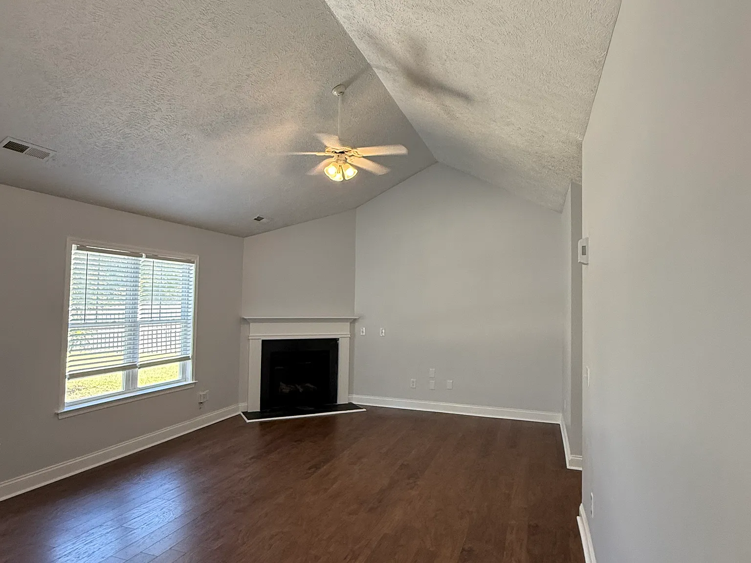 3 bed, 1312 sqft, $2,041 — Photo 2