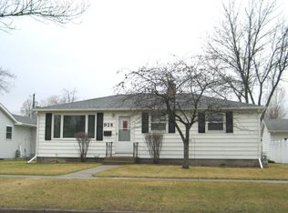 928 S 17th St, Grand Forks, ND 58201