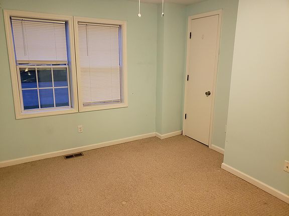 5th image of 142 Burlington Ave #1