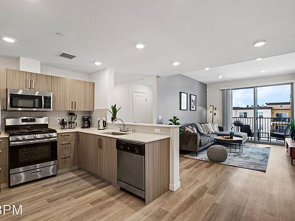 2nd image of 4725 Radford Ave Penthouse 3