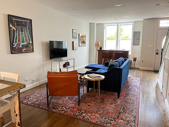 Livingroom and Bar with 42" television.