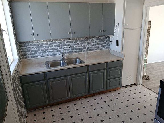 3rd image of 300 Maxine Ave